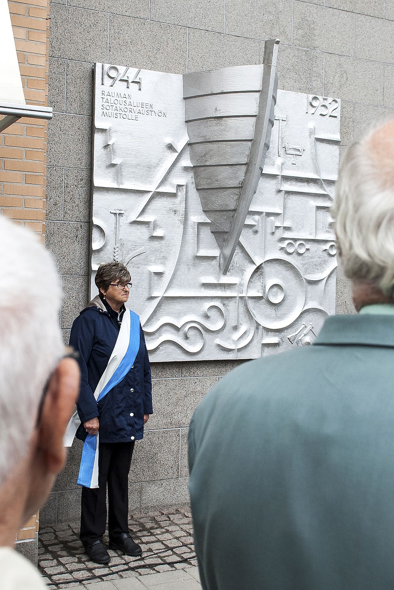 Sotakorvaustyön muistomerkki paljastettiin kaupungintalolla elokuussa.