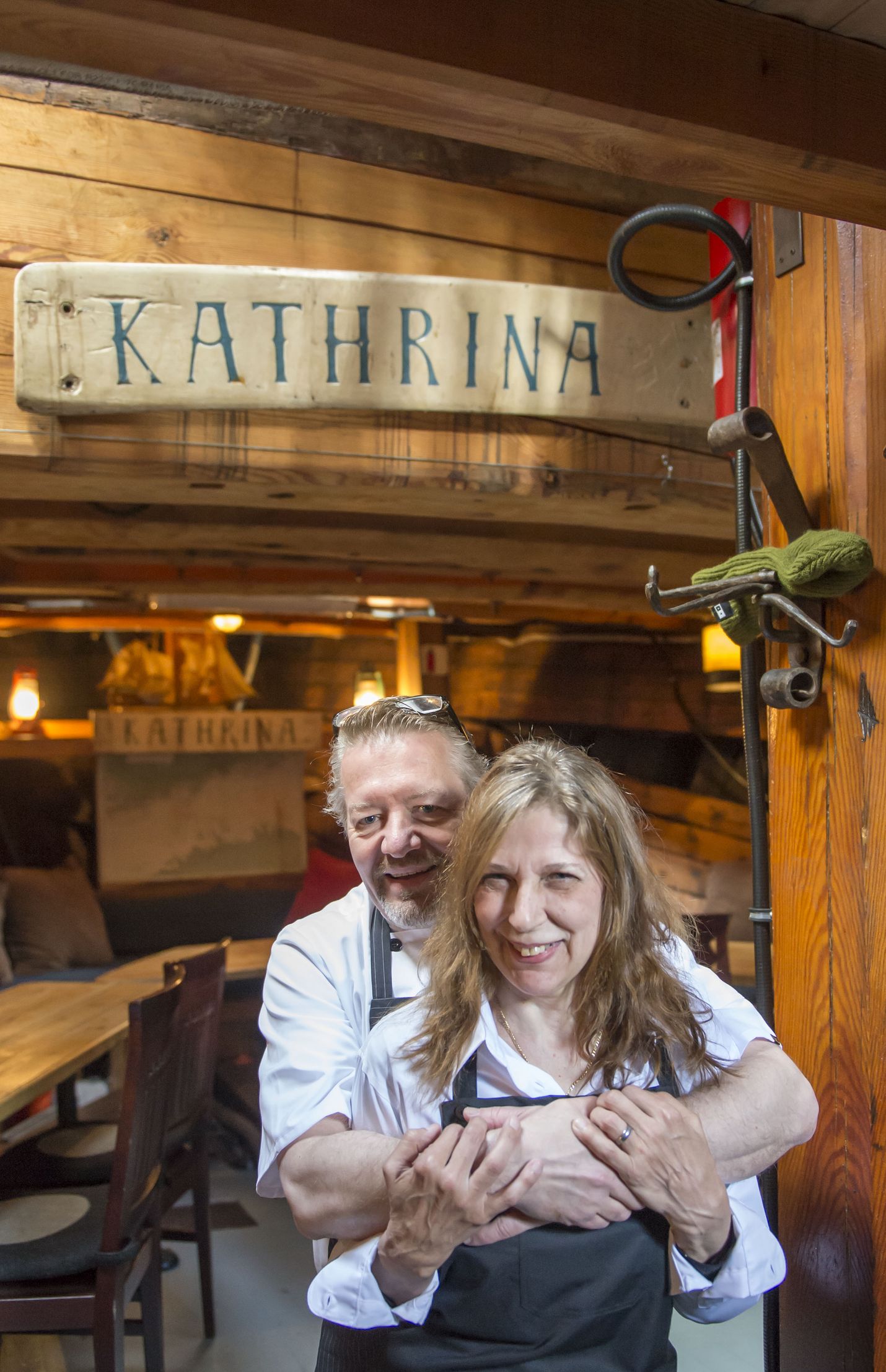 Kathrina toimii tänä kesänä ravintolalaivana. Puosun Kellaria ylläpitää ”kaksi kovaa koota”, Kristiina ”Krisse” Ihander ja Kai ”Kaide” Ounamo. Kuva: Esa Urhonen