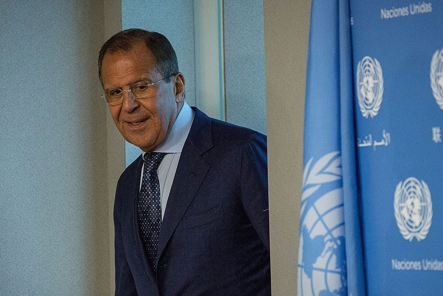 Venäjän ulkoministeri Sergei Lavrov torjuu syytökset, joiden mukaan Venäjä on iskenyt Syyriassa muita kapinallisia kuin äärijärjestö Isisiä vastaan. Lavrovin mukaan syytökset ovat perusteettomia. Lavrov kuvattiin torstaina YK:n päämajassa.