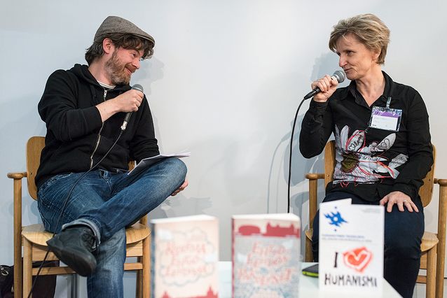 Jussi Tiihonen interviewing Minna Lindgren about her book 'Ehtoolehdon pakolaiset' at the Faculty of Arts stand at the Book Fair 2014. Photo: Mika Federley.​