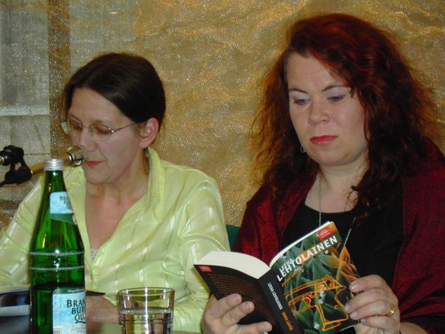 Lesung 2005 im Finnland-Institut in Berlin. Leena Lehtolainen (rechts) und ihre deutsche Übersetzerin Gabriele Schrey-Vasara (links).​