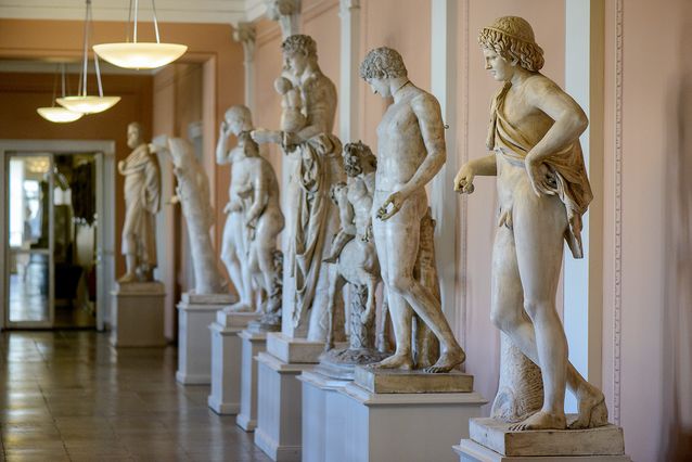 Statues in the University main building. Photo: Mika Federley.​