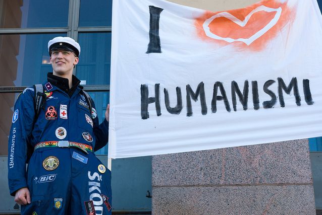 Helsingin yliopiston humanistisen tiedekunnan opiskelijat järjestivät vuonna 2010 mielenilmauksen Senaatintorilla. Opiskelija-aktiivi Esa Tiusanen julisti rakkautta humanismille.​