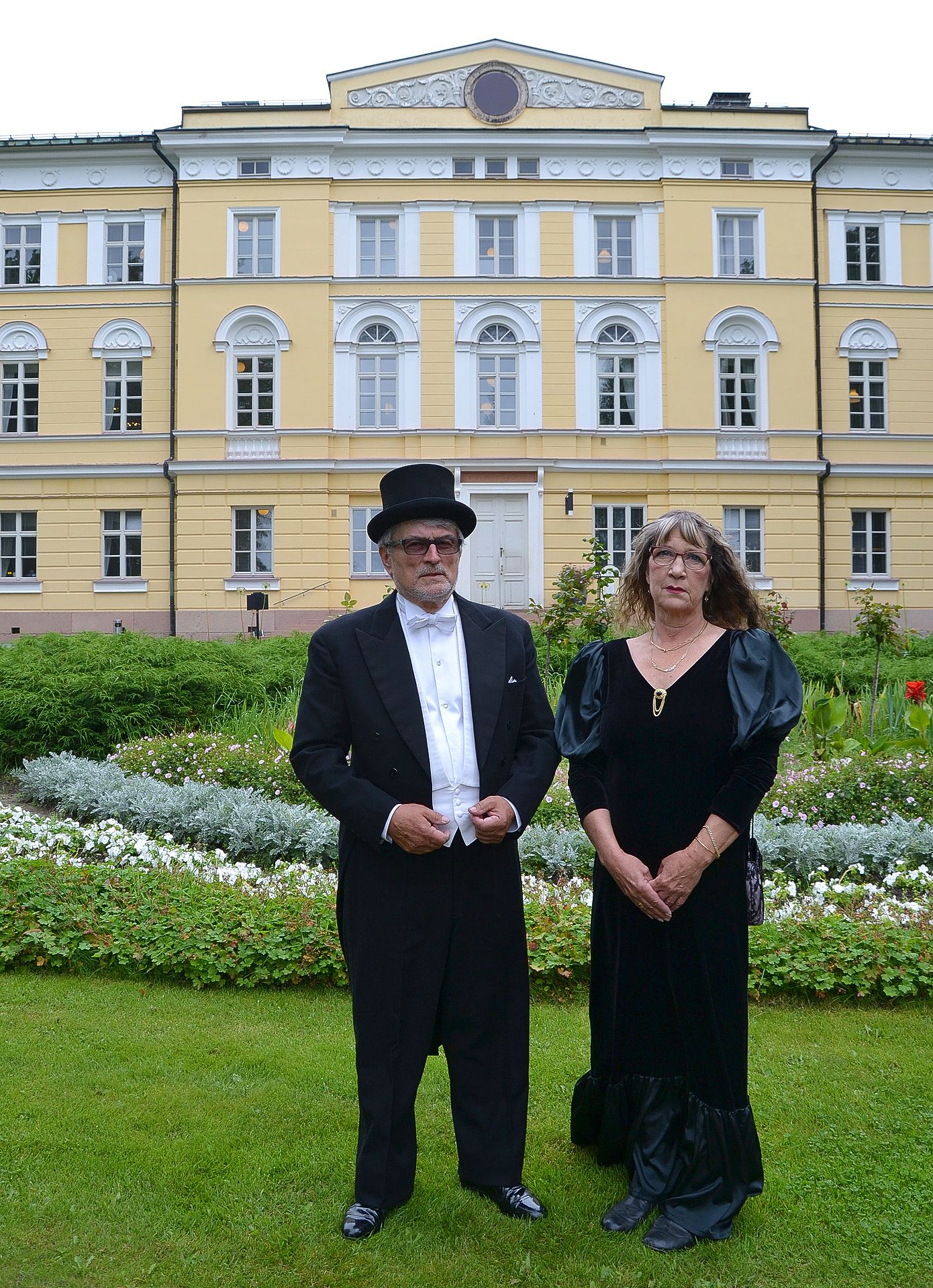 Kartanonrouva Pirjo Stenfors ja kartanonherra Matti Valtonen toivottavat perjantaina tervetulleeksi Kartanon Suviehtooseen. Seuraajat heille valitaan perinteisesti markkinoilla lauantaina.
