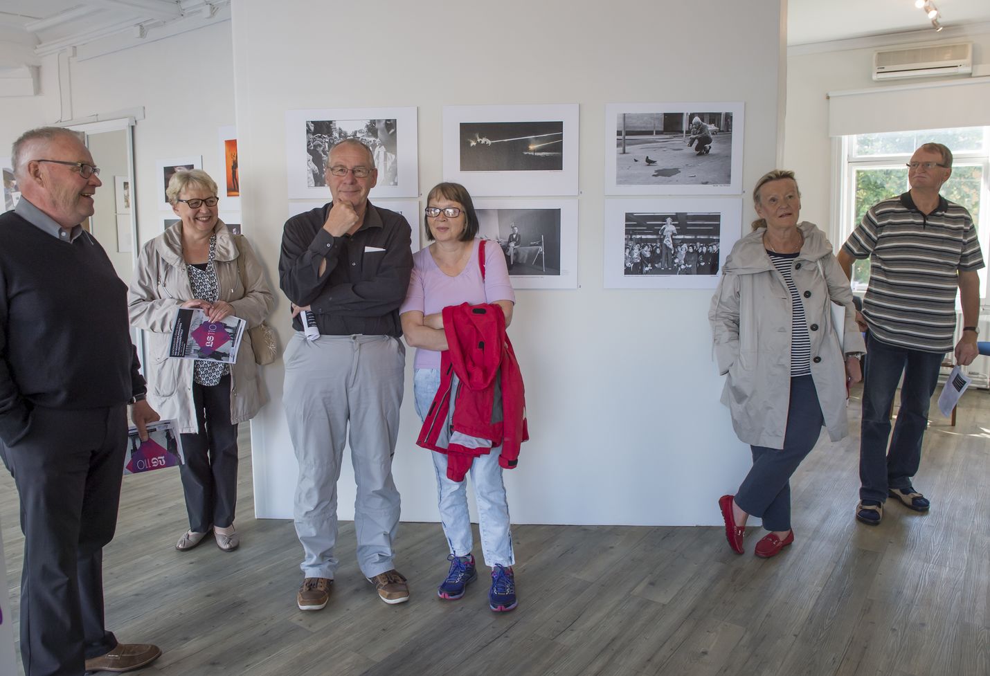Länsi-Suomen kuvasatoa vuosien varrelta esittelevä näyttely on kiinnostanut sankoin joukoin kaupunkilaisia. Lehden entinen kuvaaja Erkki Railio kertoi omista kuvistaan galleriassa syyskuussa.