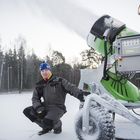 Pekka Tiira ei kyllästy hehkuttamaan lumitykkiä, jonka takaamaat olosuhteet ovat yksi syy raumalaisen juniorihiihdon nousuun. Kuva: Joonas Salo