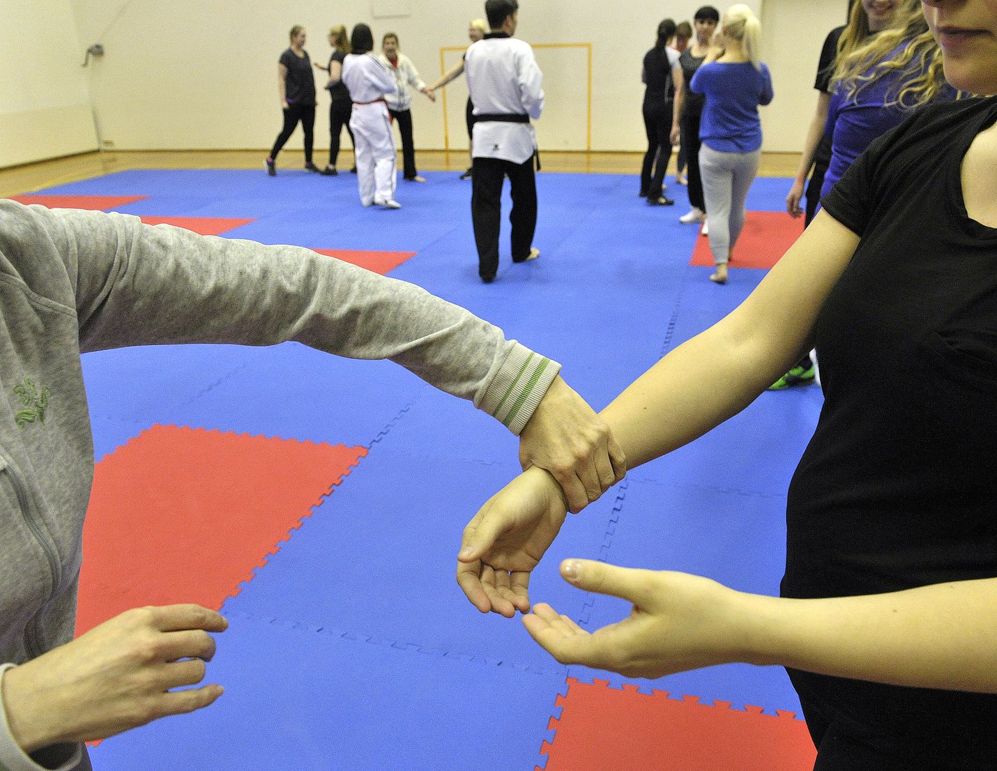 Rauman Taekwondon itsepuolustuskurssin ensimmäisellä tunnilla opetettiin muun muassa ahdistelijan otteesta irtautumista.
