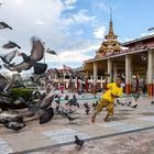 Myanmarissa paikalliset ihmiset suostuivat mielellään turistien kuvattaviksi. Sen sijaan Vietnamissa  ihmiset käänsivät päänsä yleensä pois, jos kamera näkyi jossain. Kuva: Jyrki Saarni