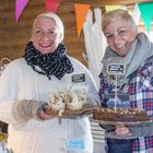 Kaffila Kainun emäntä Leea Valkonen (vasemmalla) ja taustatiimissä tukeva sisko Laura Valkonen-Jauramo nauttivat pop up -ravintolan pidosta. Kuva: Esa Urhonen