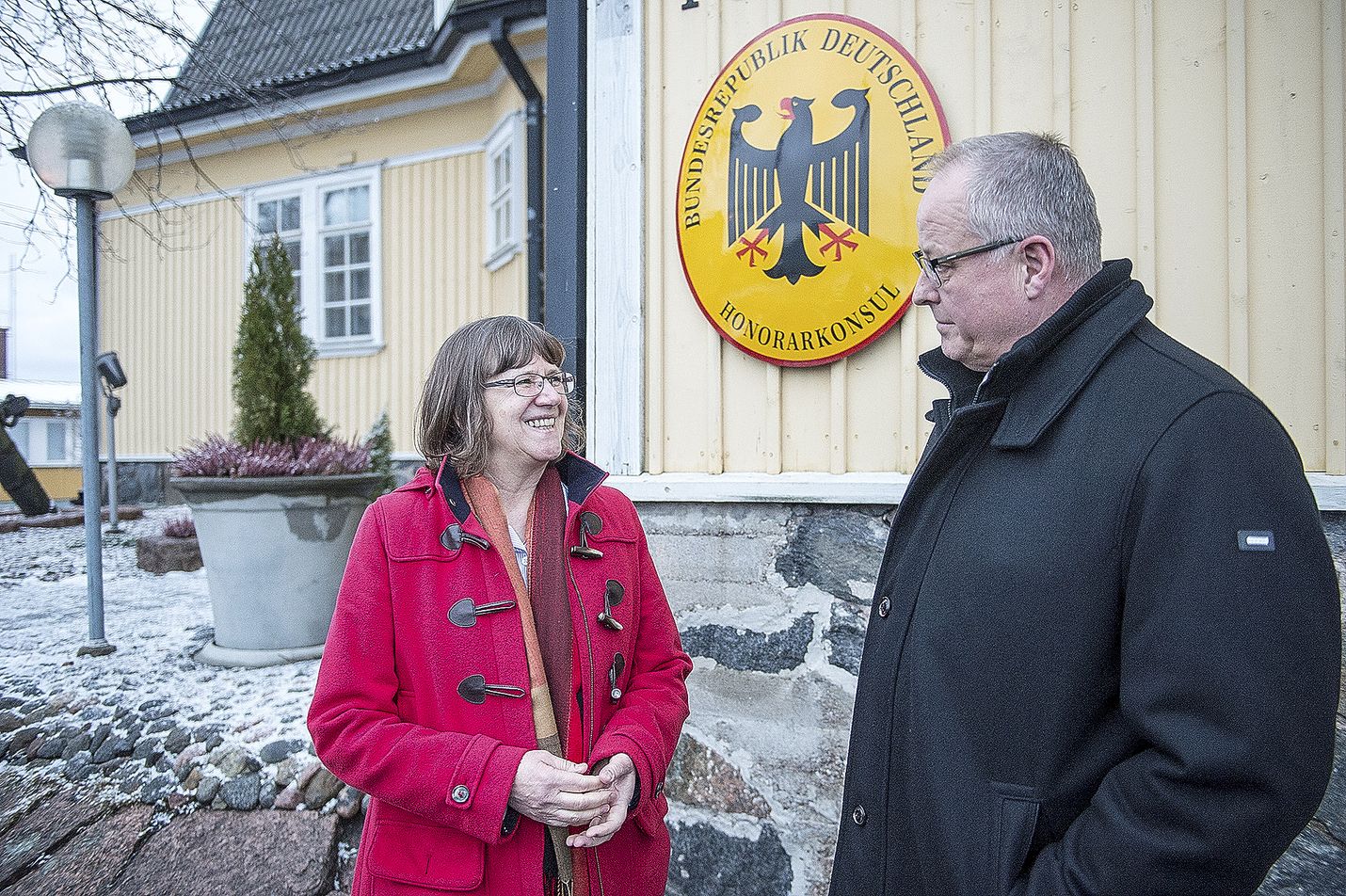 Saksan suurlähettiläs Dorothee Janetzke-Wenzel piipahti Raumalla maanantaina. Kunniakonsuli Hannu Asumalahden johdolla Janetzke-Wenzel pääsi tutustumaan esimerkiksi satamaan.