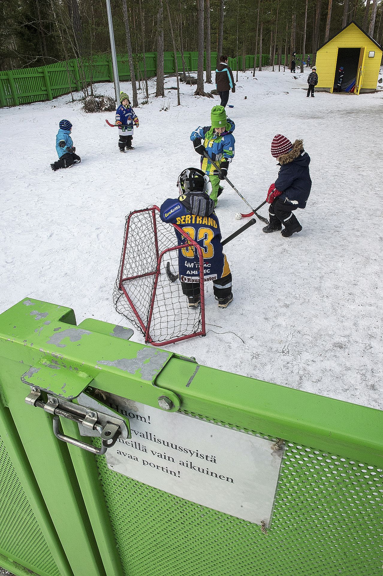 Kaksinkertaiset salvat ovat monelle aikuisellekin työläät avattavat Kaivopuiston päiväkodin portissa. Yhteisiin pelisääntöihin kuuluu, etteivät lapset avaa portteja edes aikuisen seurassa.