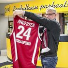 Korihaiden joukkueenjohtaja Tero Kutila esitteli Nicolai Andersenin juuri ottelun alla valmistunutta pelipaitaa. Kuva: Pekka Lehmuskallio