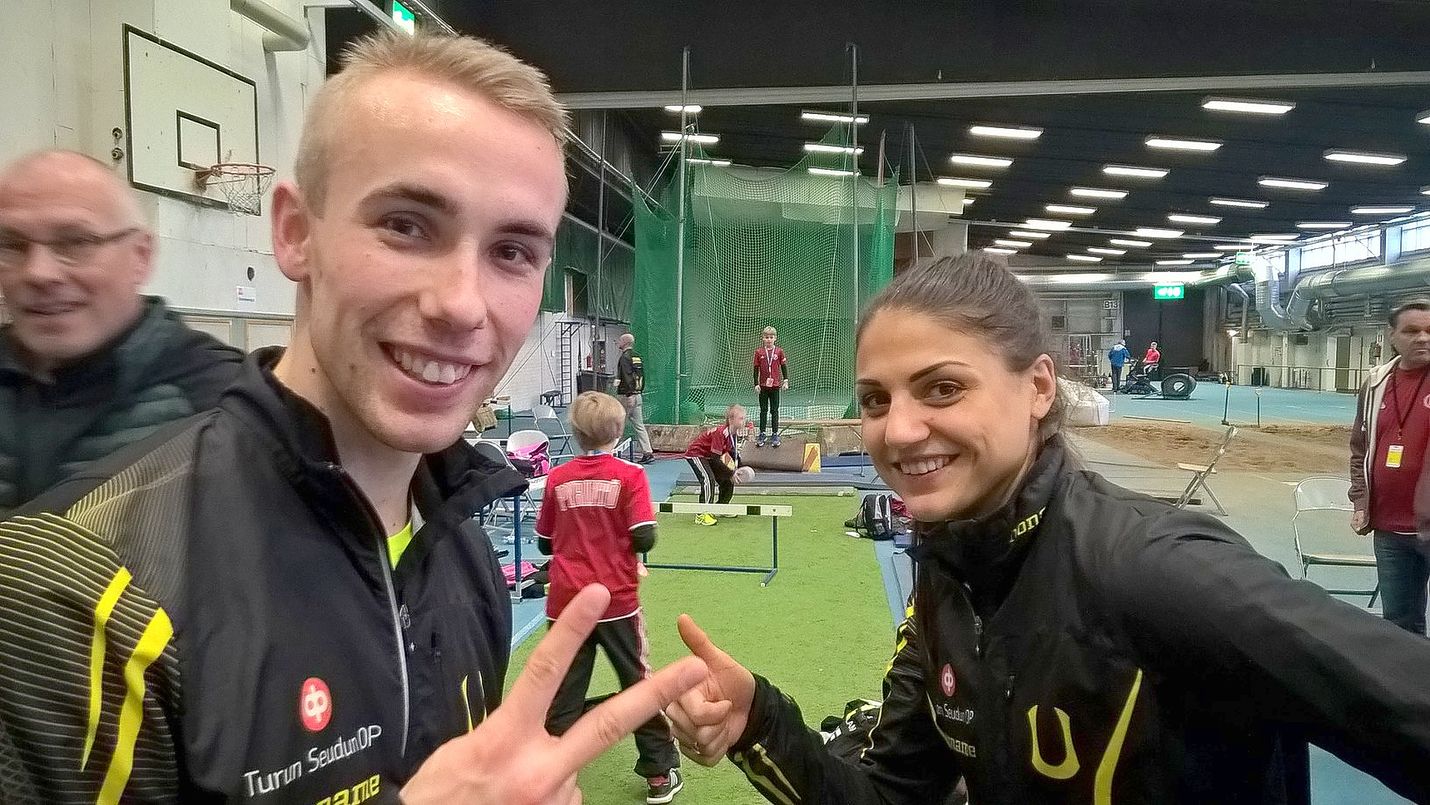 Pasi Roslund ja Nooralotta Neziri ottivat rennosti Tampereen halli-SM-kilpailuissa