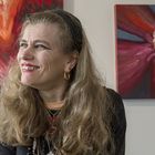 Katja Laakso-Leppäsen teoksia on pitkän tauon jälkeen esillä Raumalla. Ulvilassa asuvan ja työskentelevän taiteilijan näyttely on värikylpyä kevääseen. Kuva: Esa Urhonen