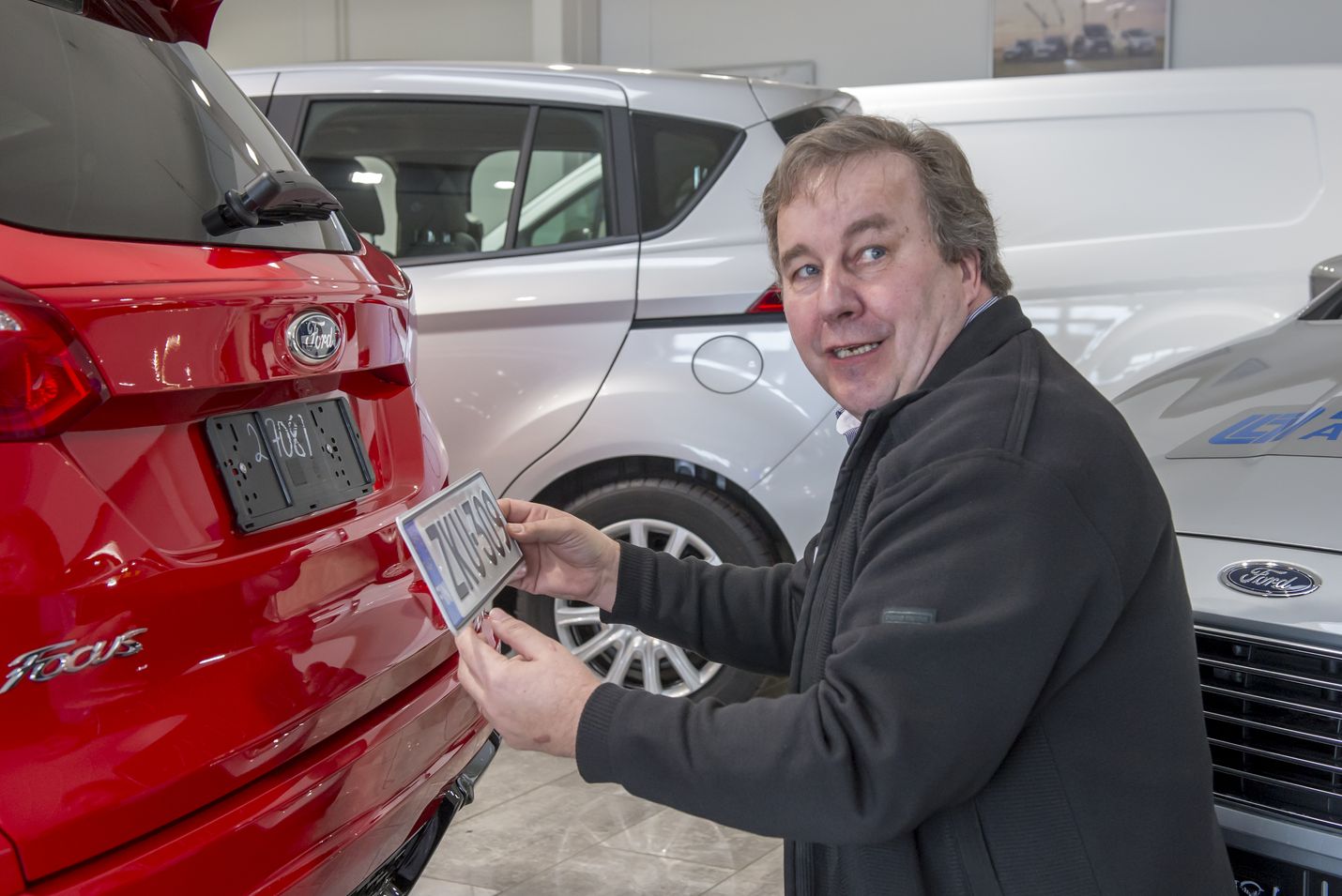 Levorannan Autoliikkeen vaihtoautovastaava Jorma Toivonen asensi keskiviikkona rekisterikilpeä uuteen Ford Focukseen. Uusia autoja on Levorannalta myyty alkuvuodesta lähes tuplasti enemmän kuin vuosi sitten.