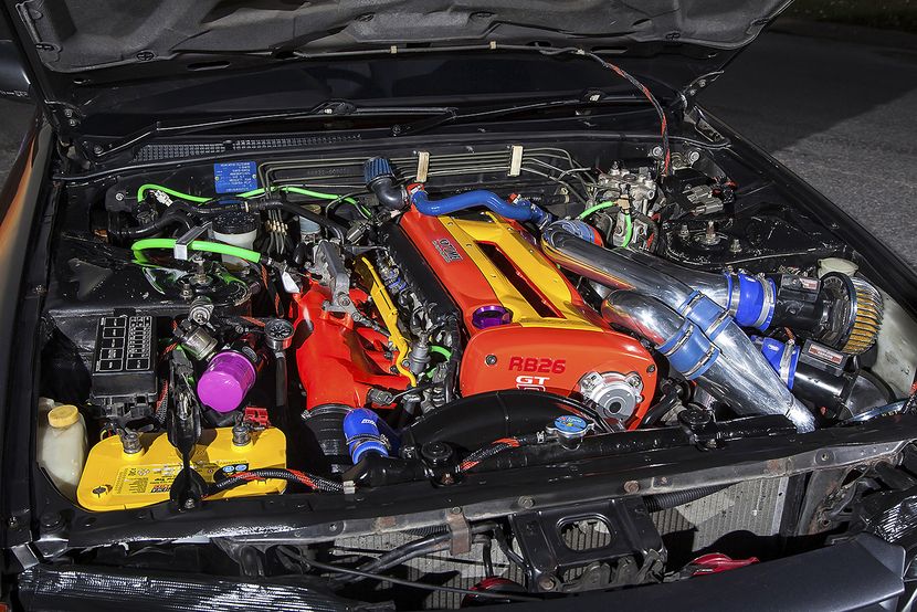 The lively colours of the engine bay were sort of an accident, but nevertheless it looks fun and clean. The car's owner, Ari, used only quality bits when assembling the engine. Forged pistons, ported head, Garrett GT2860R turbos, Full HKS 3,5 inch exhaust...the list goes on. But the main part of this RB-finess is the Tomei oil pump with upgraded circulation and modified oil pan. The RB26's legendary oil starvation issue should be in check.​