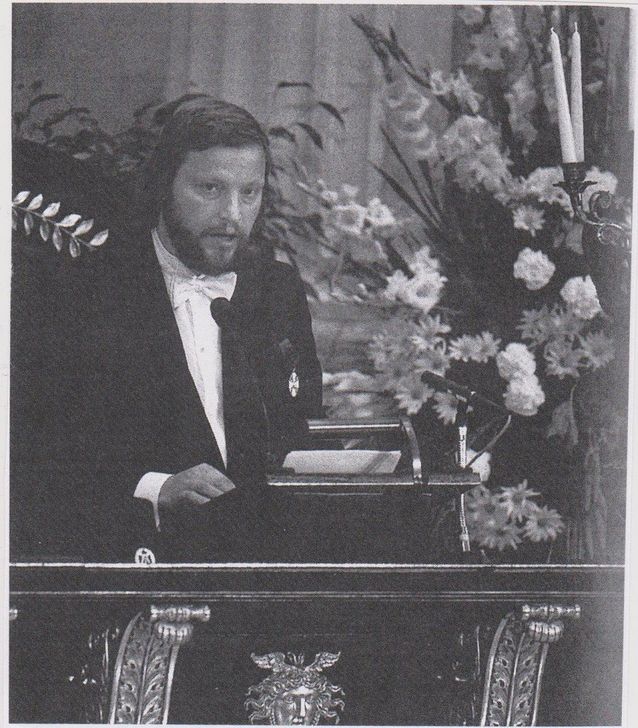 Ilkka Niiniluoto in the speaker's podium of the University ceremony hall at the University's 350 year anniversary 9.9.1990.​