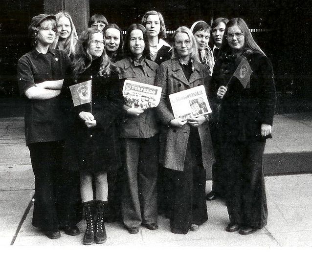 Kandidaterna från Akademiska Socialistiska Samfundets lingvistiska avdelning i HUS val under början av 70-talet. Kersti Juva längst bak i mitten.​