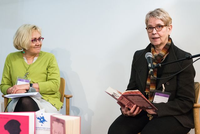 Tillsammans med Heta Pyrhönen vid humanistiska fakultetens stånd på Helsingfors Bokmässa 2014. Bild: Mika Federley.​