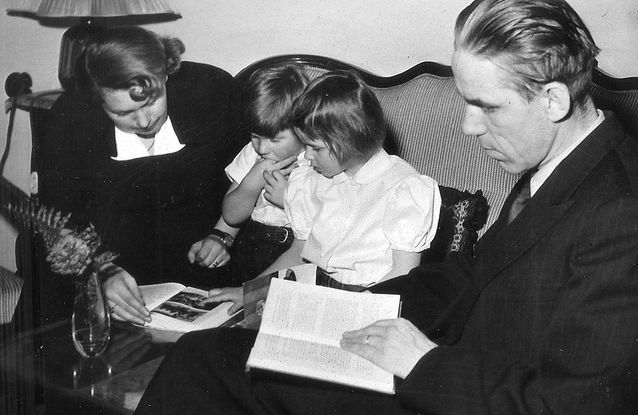 Familjen läser. Riitta, Simo, Kersti och Mikko Juva försjunkna i böcker 1952.​