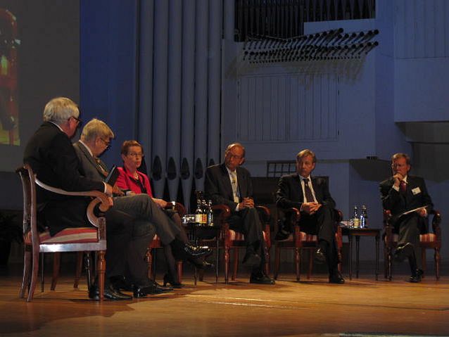 The economy and society are inseparable. Markku Kuisma took part in the Ministry of Finance’s bicentenary panel discussion in Finlandia Hall in 2009.​