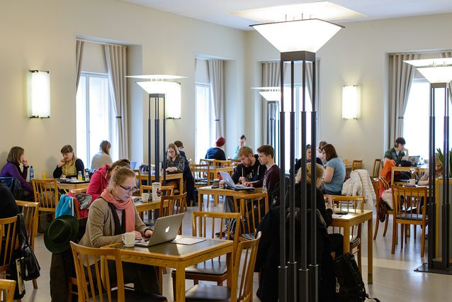 The milieu of the University Main building café in April 2015. Photo: Mika Federley.​