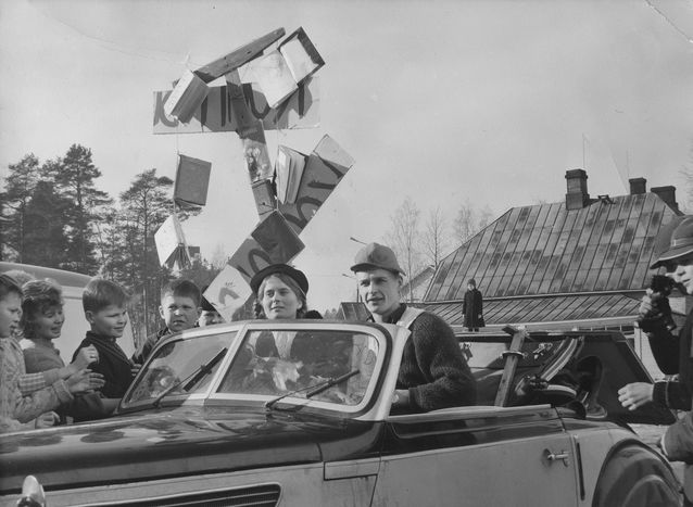 Towards academia. Riitta and Toivo Uosukainen during the traditional penkkarit (‘benchpressing fest’) of final-year upper secondary students in Imatran yhteislyseo in 1961. ‘The school tree was sent to the landfill.’​