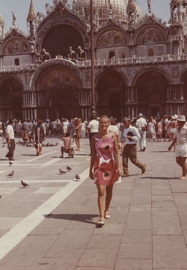 The freshly-made licentiate Riitta Uosukainen in Saint Mark’s Square in Venice in 1970.​