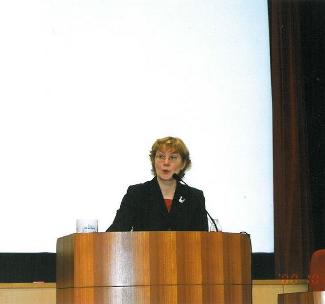 Pirkko Nuolijärvi vierailuluennoimassa Tokion yliopistossa 2000.​