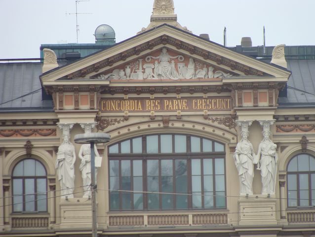Carl Gustaf Estlanders motto “Concordia res parvae crescunt” på paradplats på Ateneums fasad. Bild: WikimediaCommons / ”Paasikivi”.​