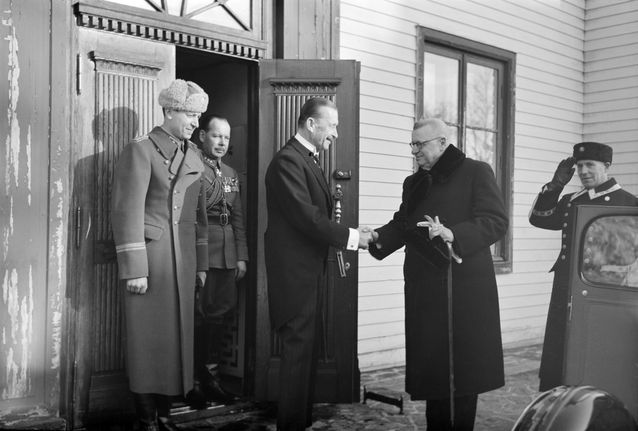 President J.K. Paasikivi on a visit to the outgoing president Field Marshal Mannerheim in Kaivopuisto park, Helsinki, on November 3, 1946. Photo: Suomen valokuvataiteen museo.​
