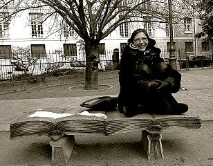 Anna Baijars på en bok i Paris. Bild: Raoul Björkenheim.​