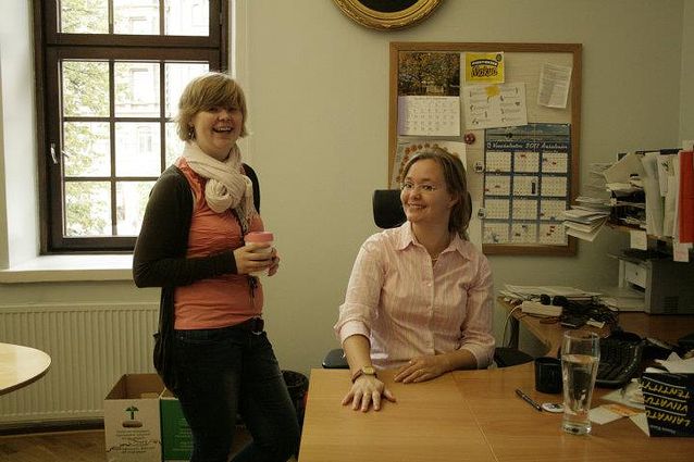 Edustajistovaalien valmistelua vuonna 2011 yhdessä vaalityöntekijä Emma Ronkaisen kanssa. Kuva: Helsingin yliopiston ylioppilaskunta.​