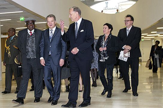 Left to right: the President of the Repubic of Namibia, Hifikepunye Pohamba, the President of the Republic of Finland, Sauli Niinistö Chancellor Thomas Wilhelmsson, Vice-rector Ulla-Maija Forsberg and University Librarian Kimmo Tuominen, visiting the new Kaisa Library on 13th November, 2013.​