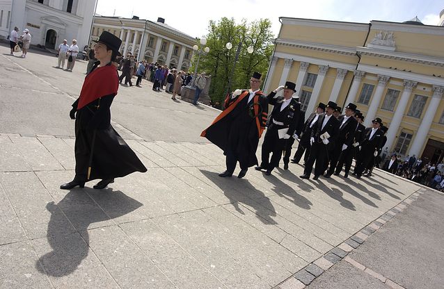 Master of Ceremonies, Ulla-Maija Kulonen, leading the procession to the cathedral in the 2003 degree conferment ceremony. Photo: Jakke Nikkarinen.​