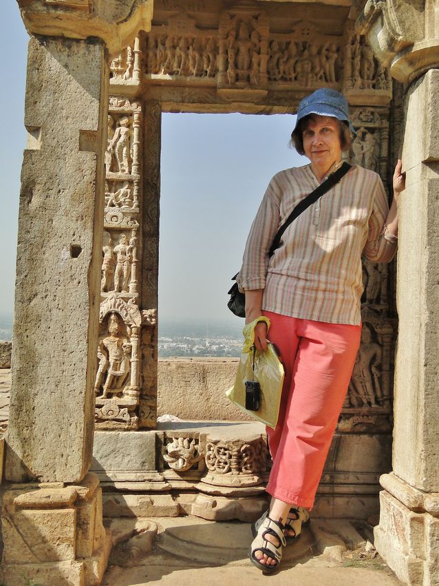 Virpi Hämeen-Anttila functioning as travel guide in Rajasthanissa, 2012. Photo: Virpi Hämeen-Anttila.​