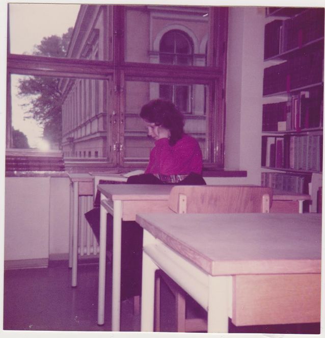Virpi Hämeen-Anttila as a young student in the seminar library in 1983. Photo: Virpi Hämeen-Anttila.​