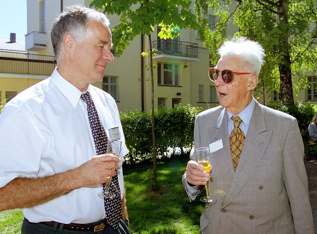 Fred Karlsson and Eino Jutikkala at the Faculty of Arts Alumni and business cooperation event in 2002. Photo: Eero Roine, University of Helsinki.​