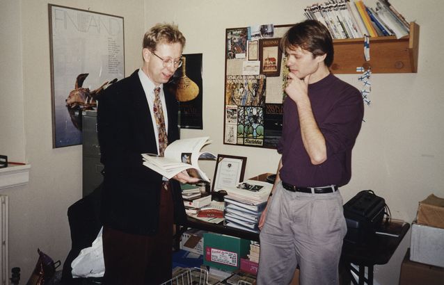 Jyrki Kalliokoski and Tom Dubois discussing the teaching of Finnish at the University of Washington (Seattle) in 1995. Photo: Anna-Maija Raanamo.​​