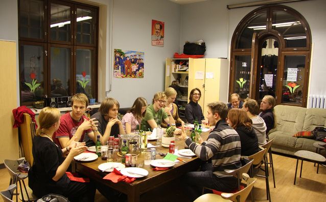 An honorary member of Historicus, the association for Swedish-speaking history students, Rainer Knapas is pictured here giving a talk on the history of the association to its members in the autumn of 2010. Knapas also joined the students in a three-course dinner party after the talk. Picture: Camilla Kaila.​