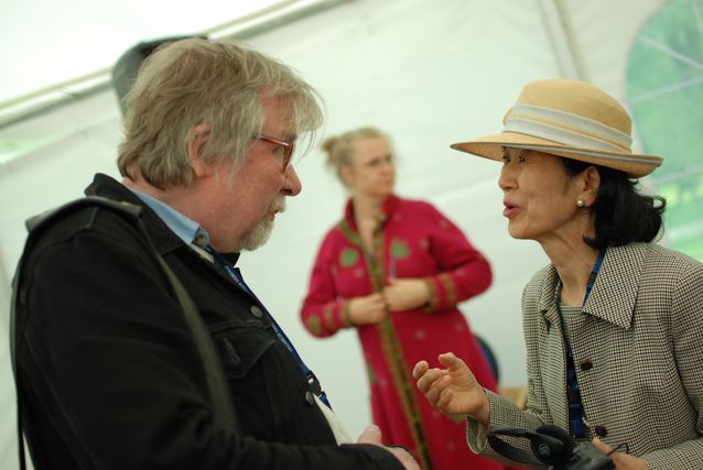 Having a discussion with Japanese poet Shizue Ogawa at the Lahti International Writers’ Reunion in Mukkula in 2015. ©LIWRE 2015, Iija Eloranta.​