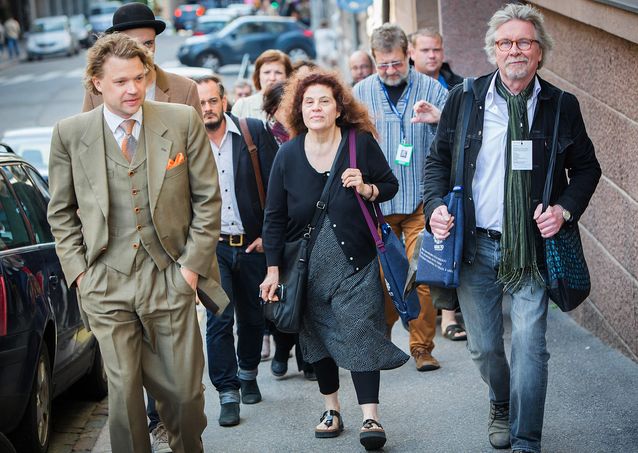 Showing the way to the first reception to guests at the Writers’ Reunion in 2015. At the front from the left: Joni Pyysalo, Anne Michaels, Juhani Lindholm. © LIWRE 2015, Jari Laukkanen.​