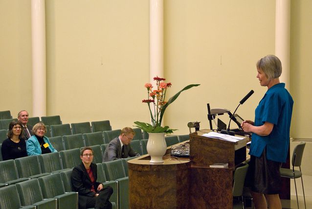 Merete Mazzarella lecturing on writing and her book ”Fredrika Charlotta född Tengström” (2007) in 2008. Picture: Mika Federley.​