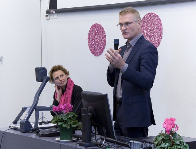 Jessica Parland-von Essen with Professor Henrik Meinander at the Soc & Kom media seminar in 2013. Picture: Thomas Silén. License: CC-BY-NC 2.0.​
