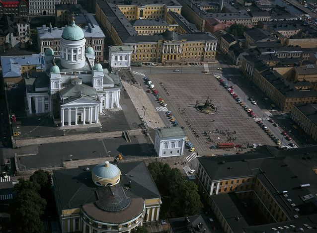 The University of Helsinki main building and the Government building are situated on opposite sides of the Senate Square. Photo: Helsinki City Museum, SKY-FOTO Möller, CC BY-ND 4.0.​