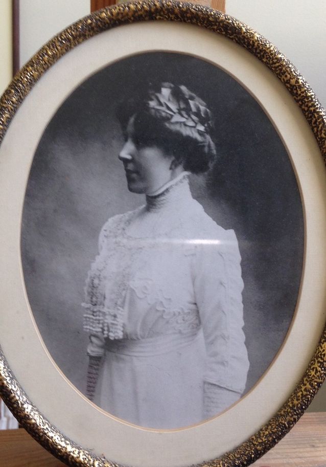 A portrait of Ada Mäkinen, grandmother to Iris Schwanck, as 'riemumaisteri'.​