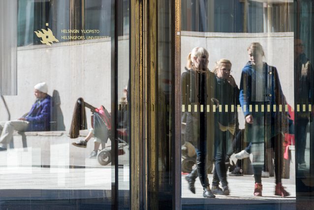 Students passing through the revolving doors of Porthania. Photo by Mika Federley.​