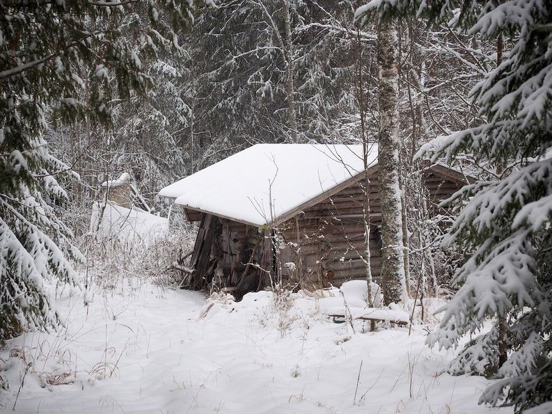 Piha-aitasta löytyivät polttopuut. Vanhus lämmitti talonsa pelkillä polttopuilla loppuun saakka.