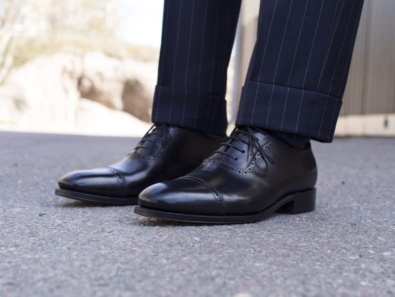 Konsultille ja lakimiehelle myös liituraita on vahva vaihtoehto! Mustat ja kiillotetut oxford-kengät viimeistelevät aina business-asun. By TheNordicFit