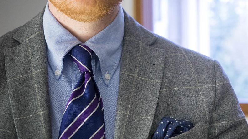 Värivaihtoehtoja on toistaiseksi vain sininen, mutta valkoisten paitojen ohella muutahan ei tarvitakaan.